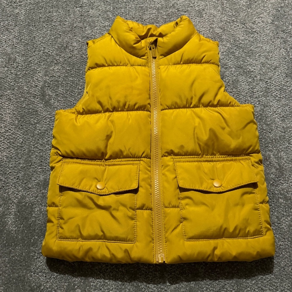 Old Navy puffer vest for kids size 4T in‎ yellow gold color great condition